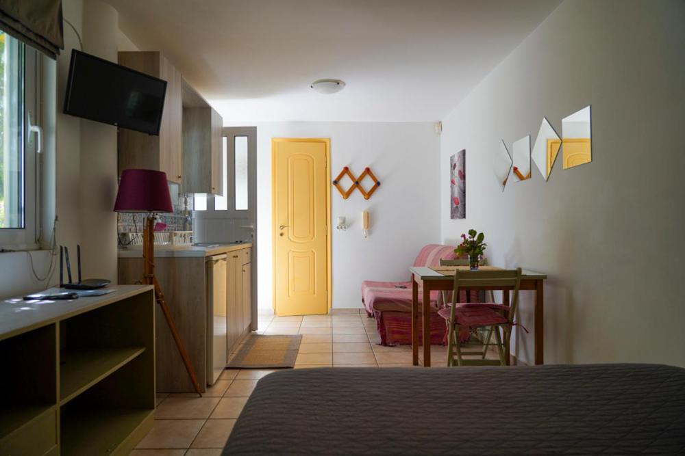 Cosy Guest House With Private Yard Saronida Exteriör bild